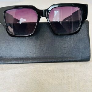Women’s Black Sunglasses with case
